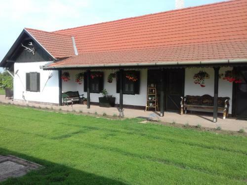 Sz�v�nk Cs�cske Vend�gh�z