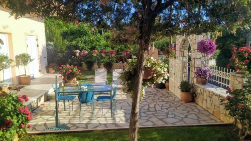 Summer Village House Popi