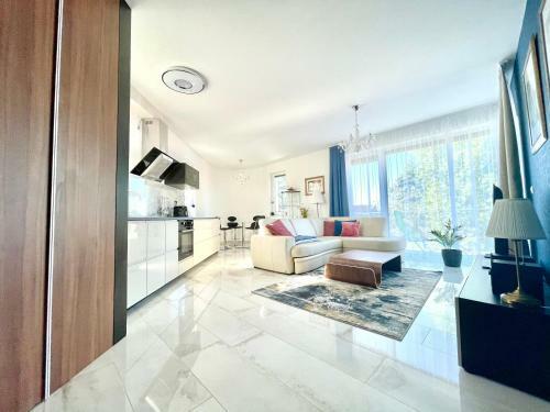Lakeside Prestige Luxury Apartment