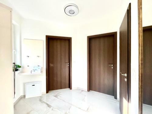 Lakeside Prestige Luxury Apartment
