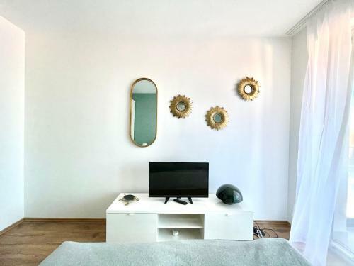 Lakeside Prestige Luxury Apartment