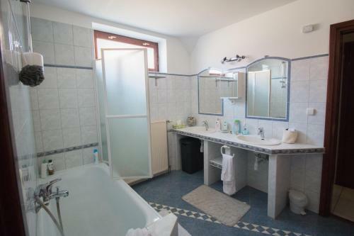 Hostal Bar�tkoz� Vend�gh�z