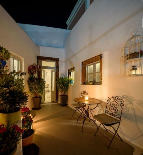 Betty's Home Santorini