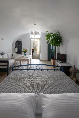 Betty's Home Santorini