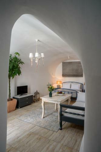 Betty's Home Santorini
