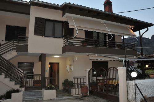 Hostal Guesthouse Bloutsos Rooms