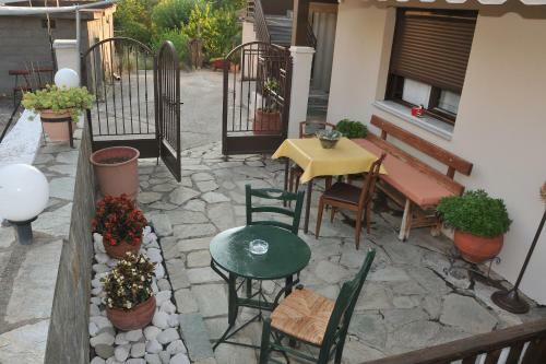 Hostal Guesthouse Bloutsos Rooms