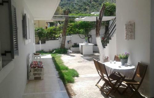 George And Danai Apartments