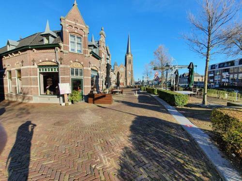 Canal House 8 Person