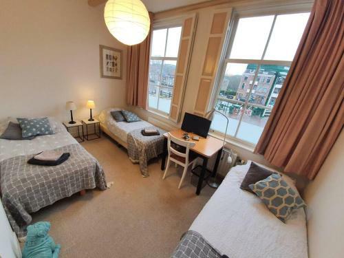 Canal House 8 Person