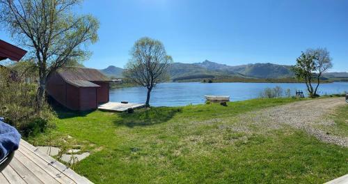 Waterfront Mountain View Cabin Lofoten