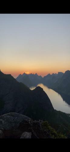 Waterfront Mountain View Cabin Lofoten