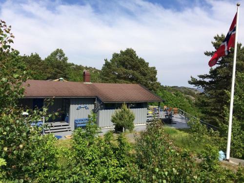 Idyllic Southern Cabin Near The Sea