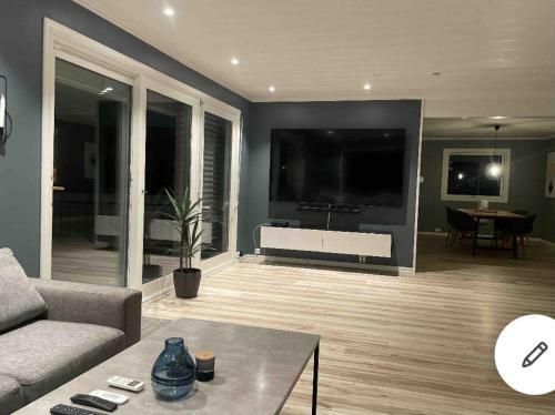Lovely 5-bed Villa In Mandal