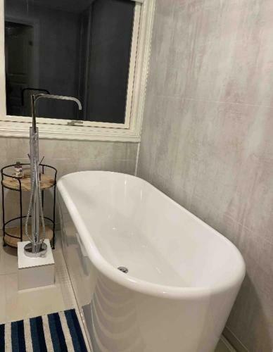 Lovely 5-bed Villa In Mandal