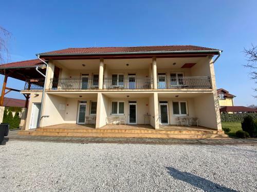 Hostal Apartm�nov� Dom Fl�ra