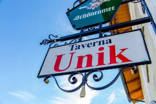 Hostal Taverna Unik