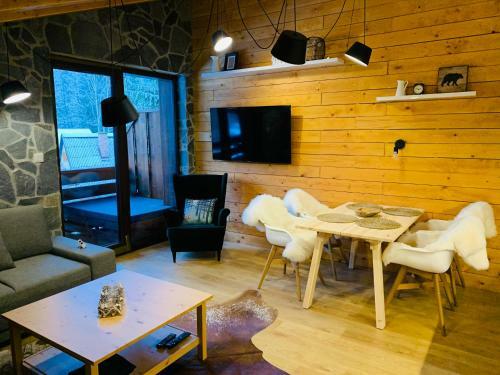 L�?nica Apartments T�le
