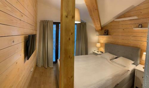 L�?nica Apartments T�le
