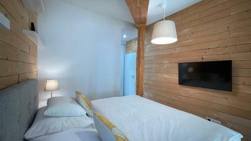 L�?nica Apartments T�le