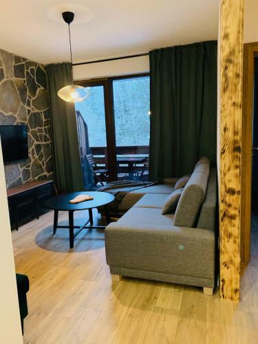 L�?nica Apartments T�le