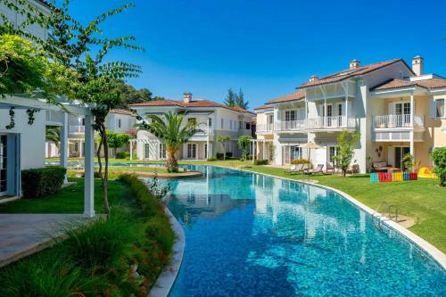 Romantic Canal Villa. Private Dock & Beach Access