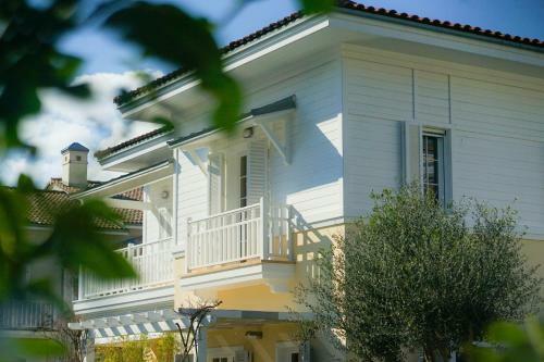 Romantic Canal Villa. Private Dock & Beach Access