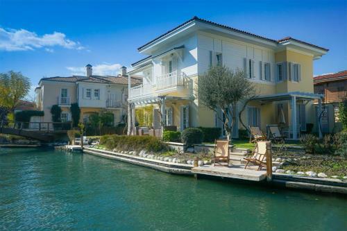 Romantic Canal Villa. Private Dock & Beach Access