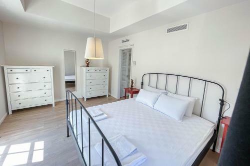 Romantic Canal Villa. Private Dock & Beach Access