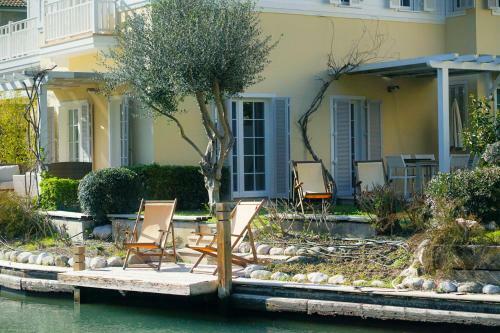 Romantic Canal Villa. Private Dock & Beach Access