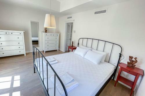 Romantic Canal Villa. Private Dock & Beach Access