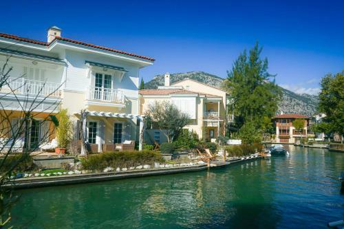 Romantic Canal Villa. Private Dock & Beach Access