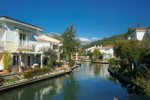 Romantic Canal Villa. Private Dock & Beach Access
