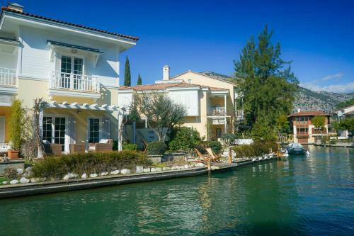 Romantic Canal Villa. Private Dock & Beach Access
