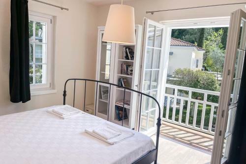 Romantic Canal Villa. Private Dock & Beach Access