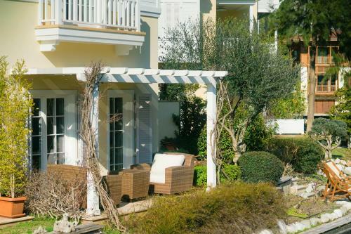 Romantic Canal Villa. Private Dock & Beach Access