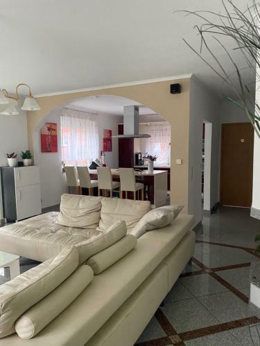 Moi Apartments E