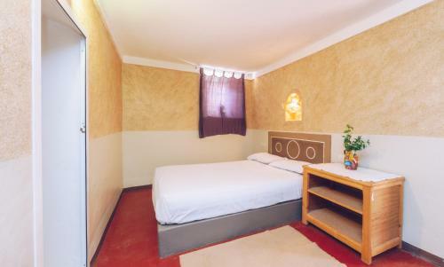 Hostal Monkey Fingers By Fatima Mellal