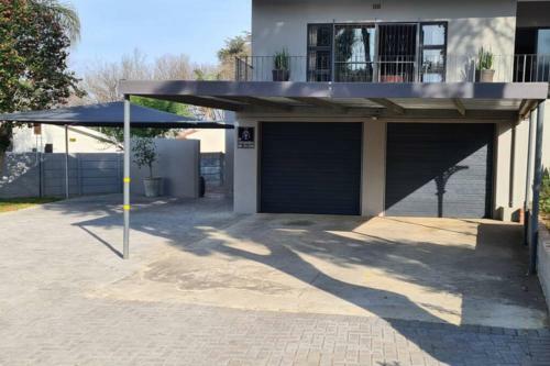Spacious 5 Bedroom Family House With Pool And View