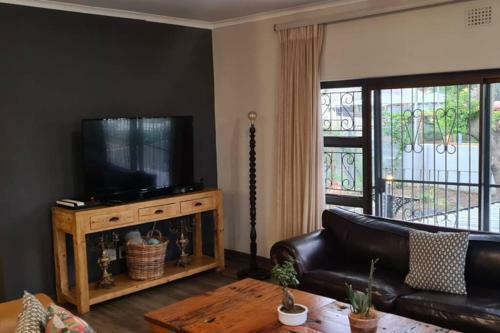 Spacious 5 Bedroom Family House With Pool And View