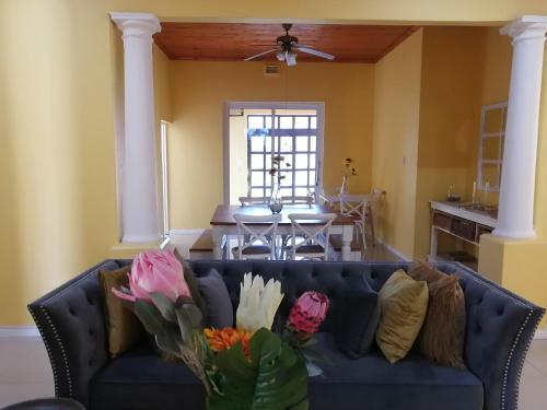 Hostal 5 On Jameson Guesthouse
