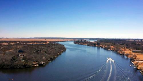 Vaal River Yolo Spaces - Vaal River Bush Lodge