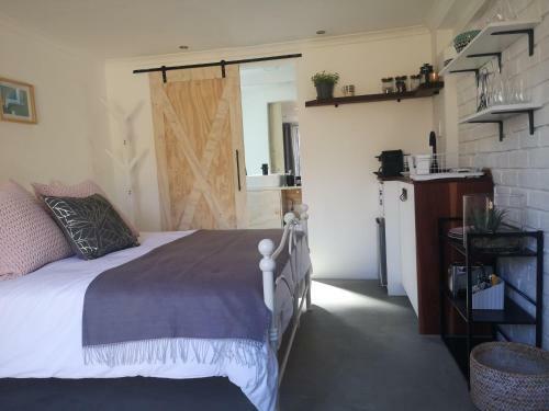 Secure, Private, Queen Room Close To Airport