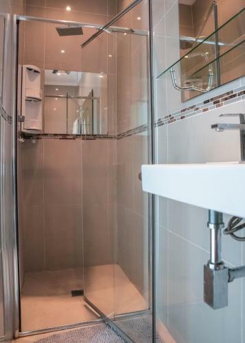 Exclusive Poolside Villa, Humewood
