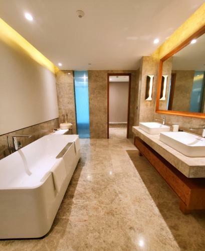 Ustay Luxury Hotel