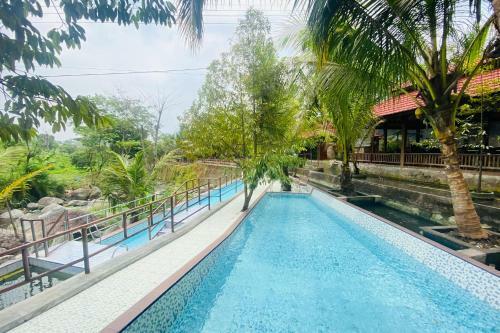 Hotel Rumah Kayu Pinggir Kali Redpartner