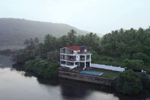 Blue Waters Beachside Luxurious Villa With Pool.