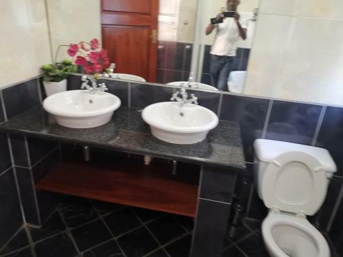 Hostal Erasmus Manor Guest House
