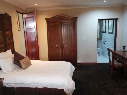 Hostal Erasmus Manor Guest House