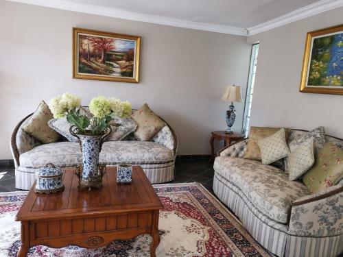 Hostal Erasmus Manor Guest House